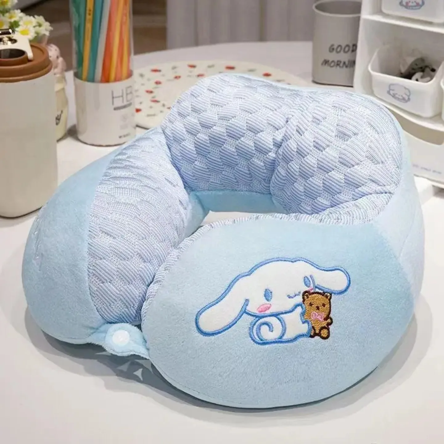 Cinanmonroll neck rest