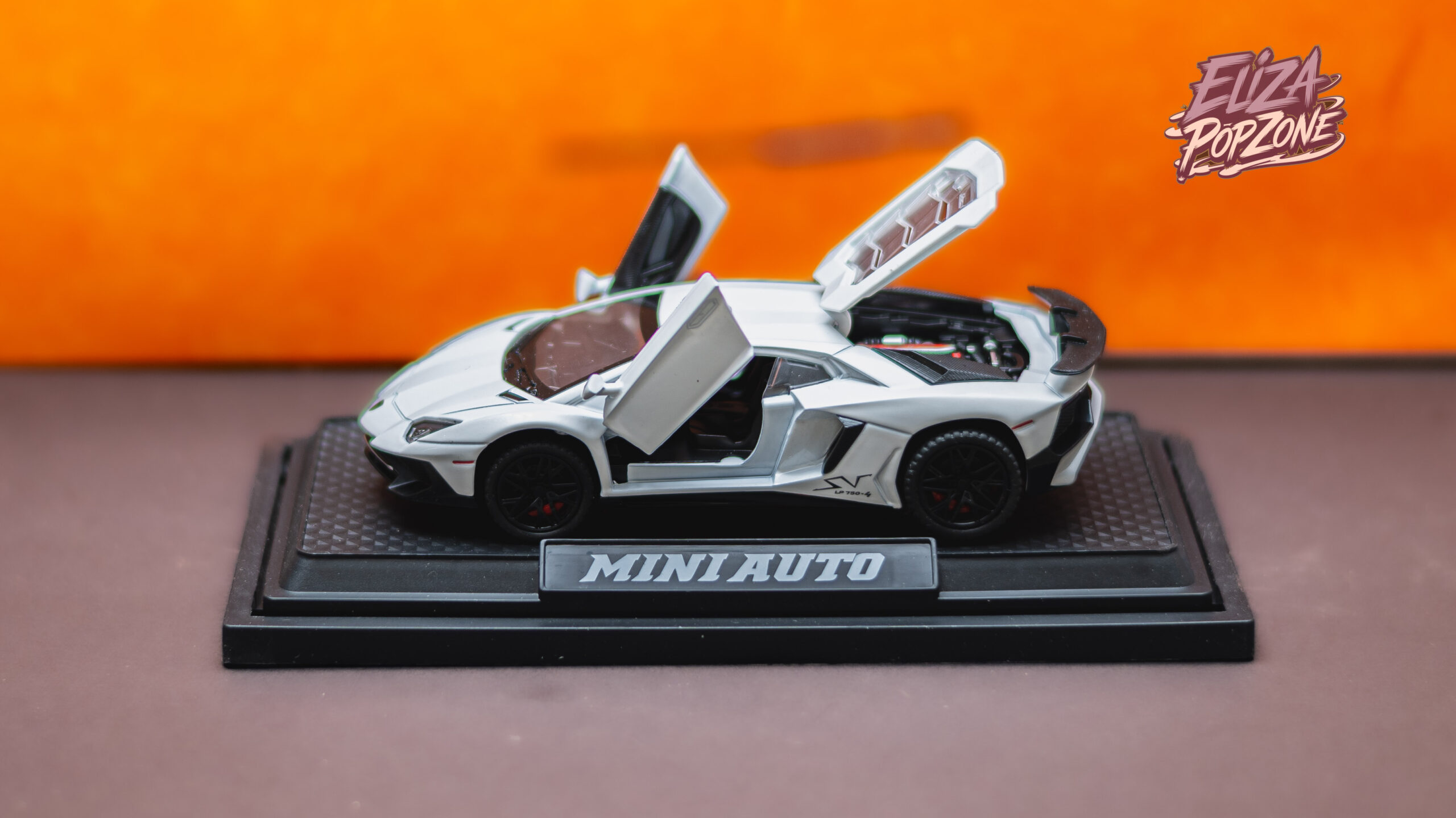 Lamborghini LP750-4 1:32